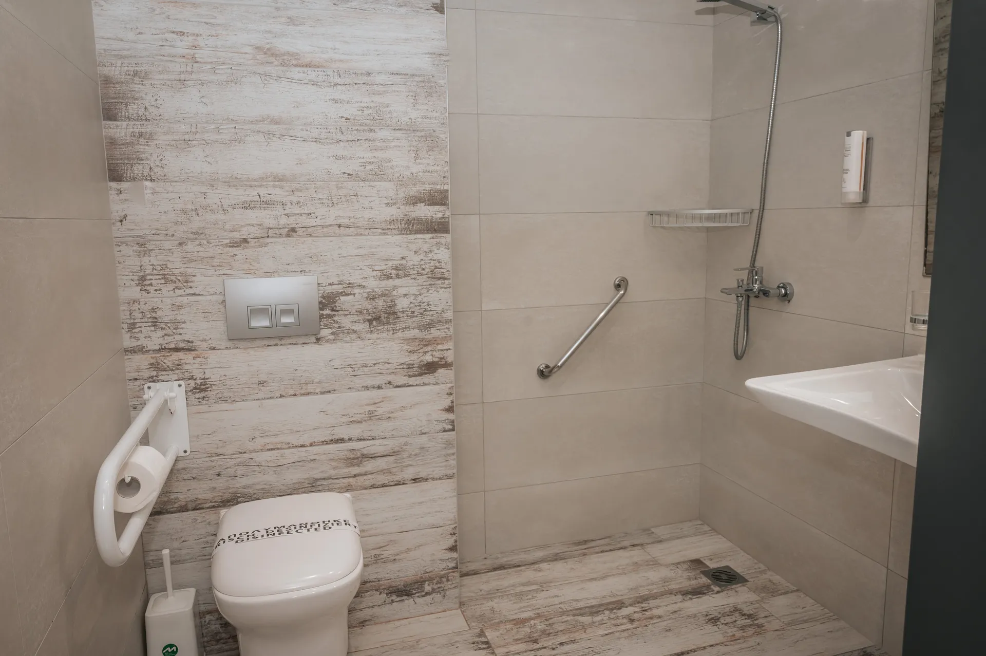 Tiara Holidays - Elizabeth Queen Luxury Rooms - Standard Triple - bathroom
